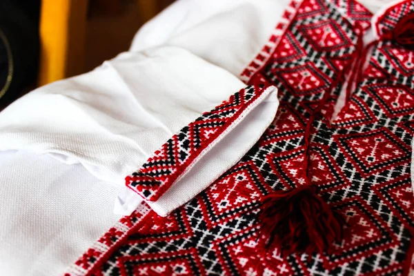 Вышыванка Национальная Украинская Одежда Вышивка Красными Черными Нитями Белой Ткани — стоковое фото