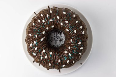 Beyaz arka planda çikolatalı pasta ve krema. Yukarıdan görüntüle.