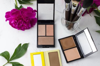 Yüze makyaj malzemesi. Makyaj masası. Yüz şekillendirme için gölgeler