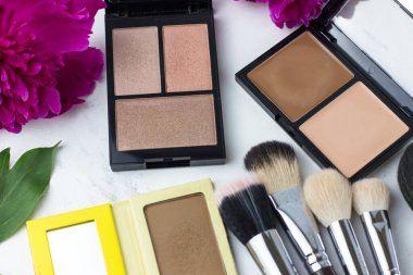 Yüze makyaj malzemesi. Makyaj masası. Yüz şekillendirme için gölgeler
