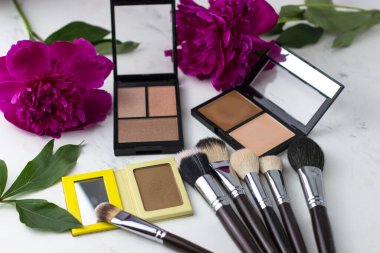 Yüze makyaj malzemesi. Makyaj masası. Yüz şekillendirme için gölgeler