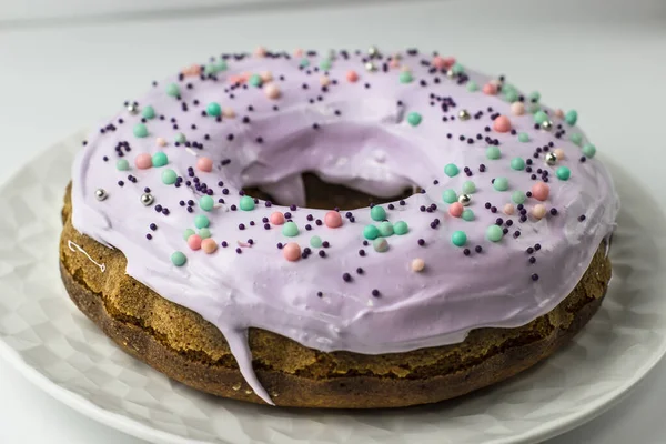 Pumpa tårta dekorerad med lavendel glasyr med socker pulver — Stockfoto