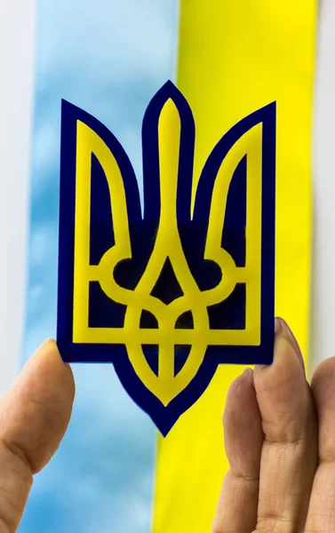Герб Украины Руке Фоне Государственного Флага Синие Желтые Полосы — стоковое фото