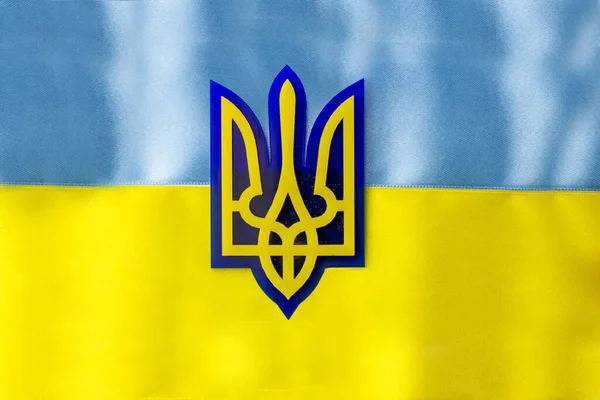 Герб Украины Фоне Флага Флаг Синих Желтых Полос — стоковое фото