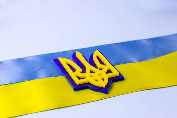 Герб Украины Фоне Флага Флаг Синих Желтых Полос — стоковое фото