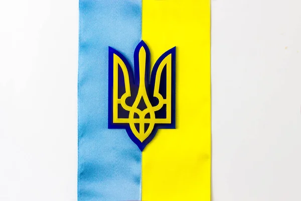 Герб Украины Фоне Флага Флаг Синих Желтых Полос — стоковое фото