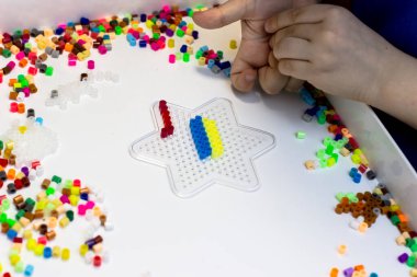 Ukrayna bayrağı yakın plan termo mozomlardan yapılmıştır. Bebek Kalemleri Oynat