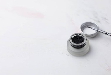 Beyaz arka planda göz kalemi. Profesyonel makyaj sanatçısı kozmetik