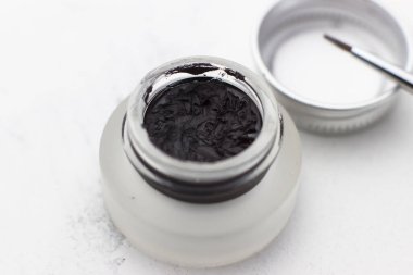 Beyaz arka planda göz kalemi. Profesyonel makyaj sanatçısı kozmetik