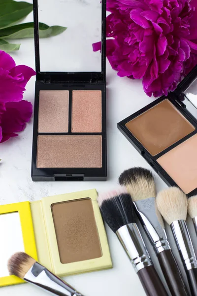 Yüze makyaj malzemesi. Makyaj masası. Yüz şekillendirme için gölgeler