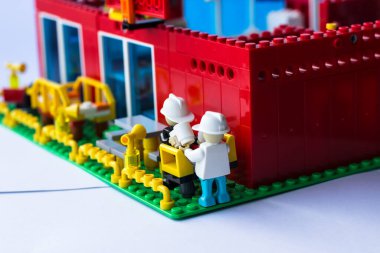 Lego 'dan yapılmış mobilyalı bir ev. Çocukların eğlencesi.