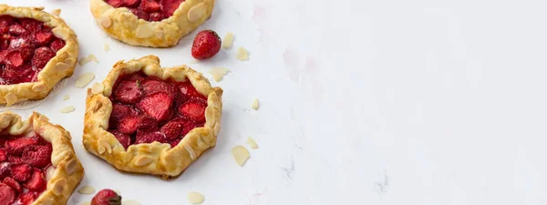 Bannière Avec Mini Coupeurs Fraises Sur Fond Blanc Petites Tartes — Photo