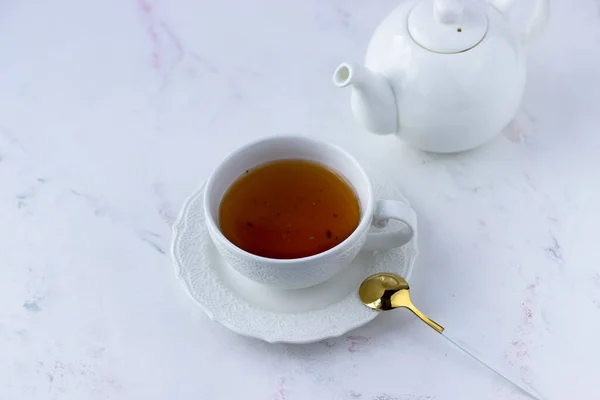 Une Tasse Thé Blanche Une Théière Blanche Sur Une Table — Photo