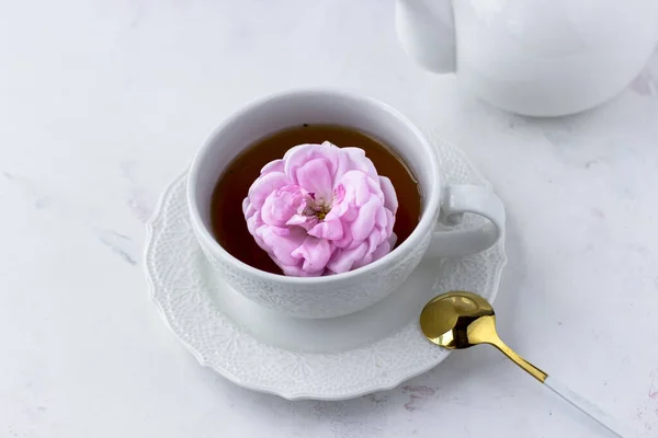 Con Rosa Una Taza Blanca Sobre Una Mesa Mármol Blanco — Foto de Stock