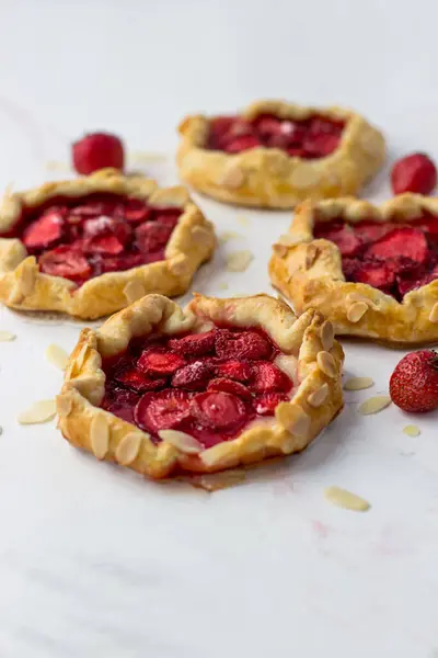 Mini Biscuits Aux Fraises Sur Fond Blanc Délicieux Mini Tartes — Photo