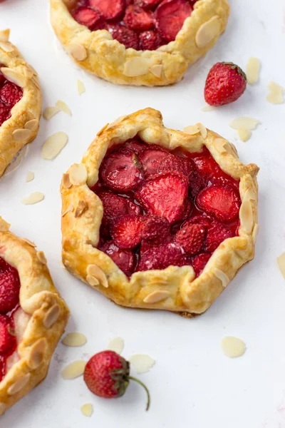 Mini Biscuits Aux Fraises Petites Tartes Aux Baies Sur Fond — Photo