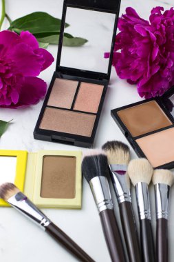 Yüze makyaj malzemesi. Makyaj masası. Yüz şekillendirme için gölgeler