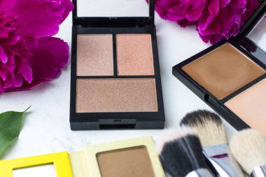 Yüze makyaj malzemesi. Makyaj masası. Yüz şekillendirme için gölgeler