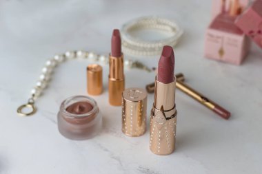 Beyaz mermer bir masada lüks kozmetik ürünleri