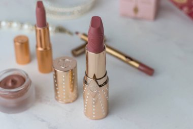 Beyaz mermer bir masada lüks kozmetik ürünleri