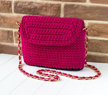 Örgü örülmüş iplik torbası. Örülmüş kırmızı bir çanta.