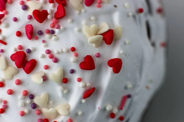 Великдень Прикрашений Білою Цукровою Глазур Червоними Білими Цукровими Сердечками — стокове фото