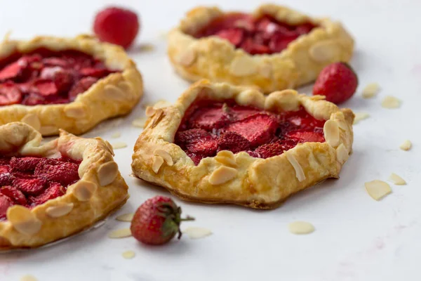 Mini Biscuits Aux Fraises Petites Tartes Aux Baies Sur Fond — Photo