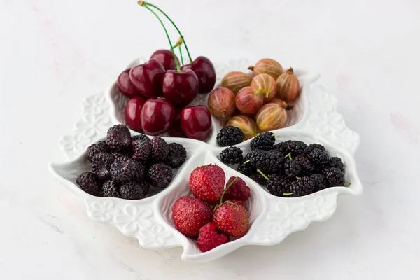 Assiette Baies Sur Fond Blanc Fraises Groseilles Maquereau Cerises Framboises — Photo