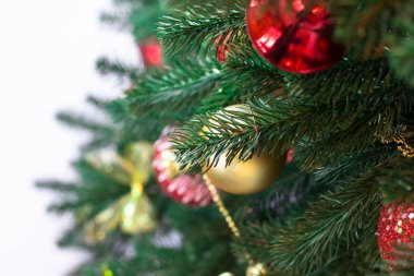Yeni yıl kartı. Altın ve kırmızı toplarla süslenmiş Noel ağacı. Üst görünüm