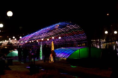 Noel için dekore edilmiş bir şehir. Yeni Yıl Çelenkleri