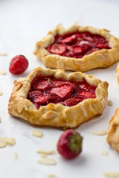 Mini Biscuits Aux Fraises Petites Tartes Aux Baies Sur Fond — Photo