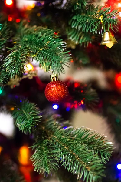 Tarjeta Año Nuevo Árbol Navidad Decorado Con Pequeñas Bolas Rojas —  Fotos de Stock