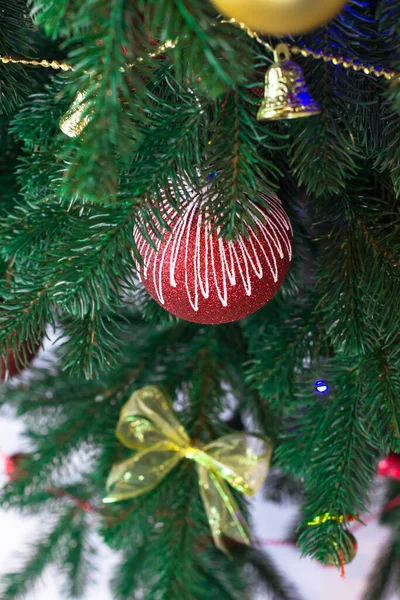 Nyårskort Julgran Dekorerad Med Guld Och Röda Bollar Ovanifrån — Stockfoto