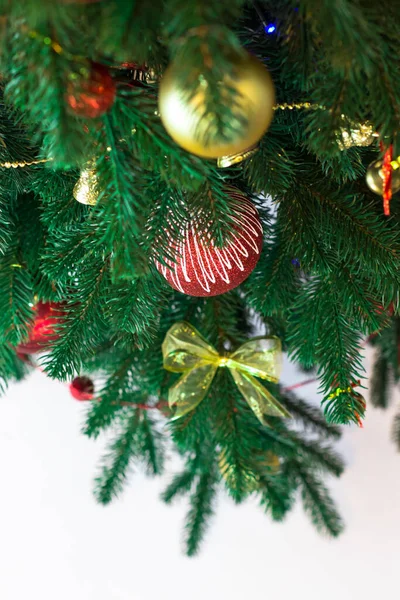 Neujahrskarte Weihnachtsbaum Mit Goldenen Und Roten Kugeln Geschmückt Ansicht Von — Stockfoto