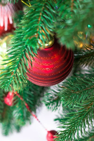 Tarjeta Año Nuevo Árbol Navidad Decorado Con Bolas Oro Rojo —  Fotos de Stock