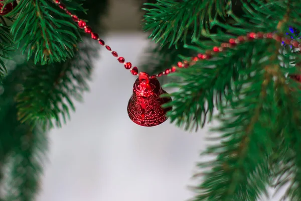 Yeni Yıl Kartı Altın Kırmızı Toplarla Süslenmiş Noel Ağacı Üst — Stok fotoğraf