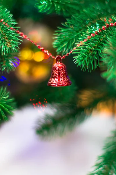 Tarjeta Año Nuevo Árbol Navidad Decorado Con Bolas Oro Rojo —  Fotos de Stock