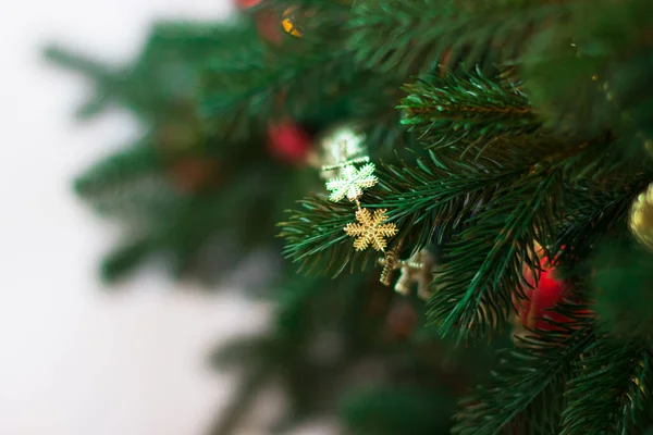 Neujahrskarte Weihnachtsbaum Mit Goldenen Und Roten Kugeln Geschmückt Ansicht Von — Stockfoto