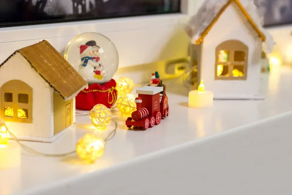 Vánoční Ozdoby Parapetu Lepenkové Domy Dřevěný Vlak Lucerny — Stock fotografie