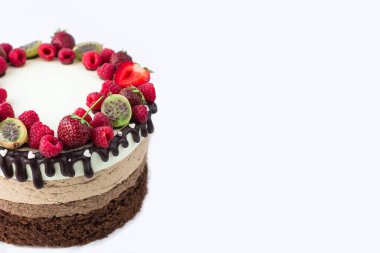 Pastalı pankart, üç çikolata. Beyaz arkaplanda metin için boşluk