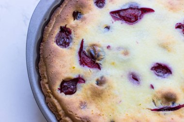 Erikli ve ekşi kremalı turta. Çörek turtası.