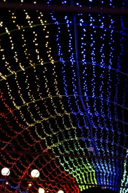 Bokeh çok renkli çelenklerden yapılmış. Pradnichny mücevherleri