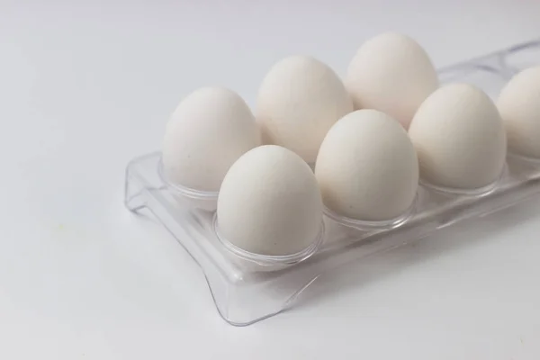 Куриные Яйца Подносе Белом Фоне Ингредиенты Приготовления Пищи — стоковое фото