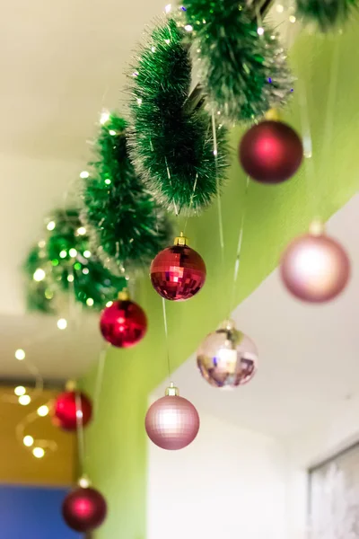 Decoração Natal Acima Janela Guirlanda Verde Bolas Cor Vermelha Rosa — Fotografia de Stock