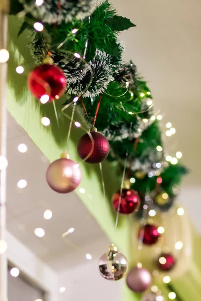 Decoración Navidad Por Encima Ventana Guirnalda Verde Bolas Color Rojo —  Fotos de Stock