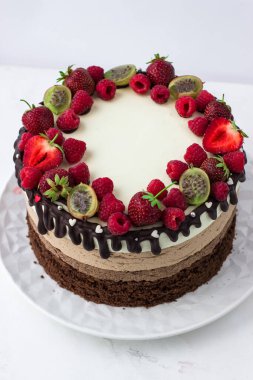 Üç çikolatalı kek, çilek, ahududu ve bektaşi üzümü.