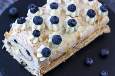 Lezzetli kremalı pasta rulosunun en üst görüntüsü. Yaban mersinli protein tatlısı.