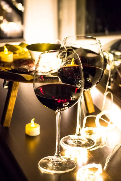 Δύο Ποτήρια Κρασί Στο Περβάζι Του Παραθύρου Ρομαντικό Βράδυ Κεριά — Φωτογραφία Αρχείου