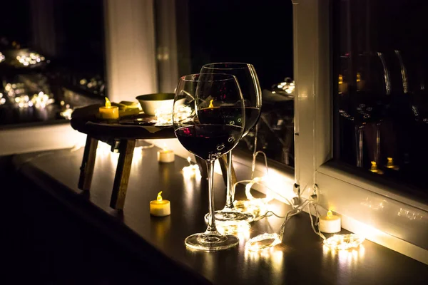 Two Glasses Wine Windowsill Romantic Evening Candlelight Garlands — Stock Photo, Image