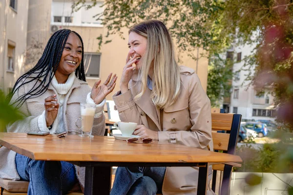 Dos Jóvenes Novias Disfrutando Del Café Juntas Una Terraza Cafetería — Foto de Stock